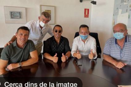 Foto que se hicieron en su momento el exalcalde socialista Rafa Ruiz con Salt Bae, el marido y el hermano de Pilar Costa y Amadeo Salvo.