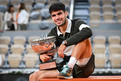 Imagen de archivo del tenista español Carlos Alcaraz tras ganar el torneo Roland Garros.
