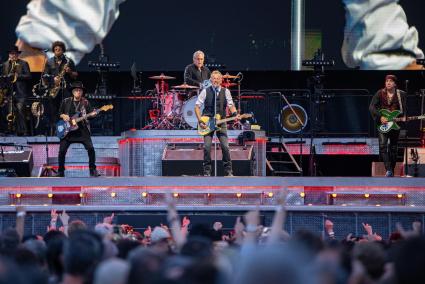 El cantante Bruce Springsteen durante su actuación en el Estadi Olímpic, en junio de 2024. A su derecha, el guitarrista Steven Van Zandt.