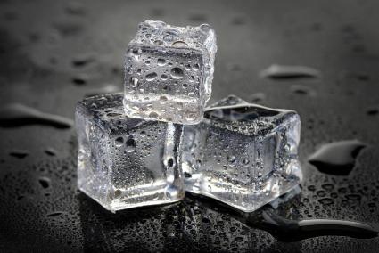 Por qué los hielos caseros son blancos y los del bar son cristalinos (y cómo hacerlos tú en casa)
