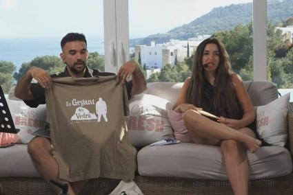 IlloJuan y Lola Índigo durante la retransmisión del directo.