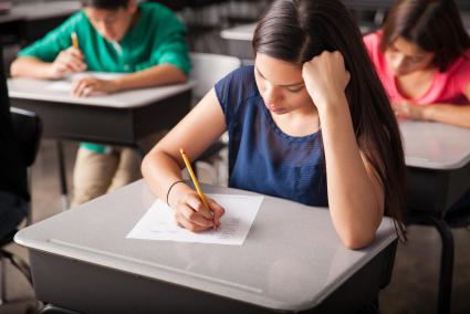 Un grupo de estudiantes realizando un examen.