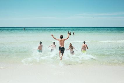 ¿Pérdidas de orina en verano? Lo que no te han contado sobre la incontinencia en la playa o la piscina (y cómo evitarla)