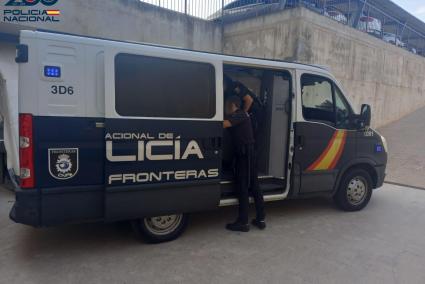 Furgón de la Policía Nacional en Ibiza.