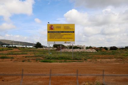 En el solar donde debían ejecutarse los trabajos no hay movimiento alguno desde hace semanas.