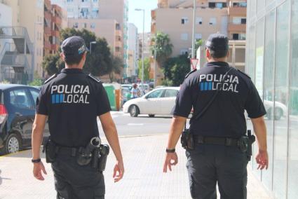 Imagen de archivo de dos agentes de la Policía Local de Ibiza.