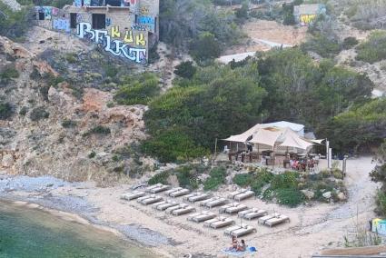 Amics de la Terra denunció la pasada semana la «colonización» de hamacas en Cala d’en Serra.
