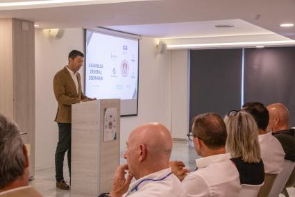 Alejandro Sancho, presidente de Fomento del Turismo de Ibiza, durante su intervención en la asamblea.