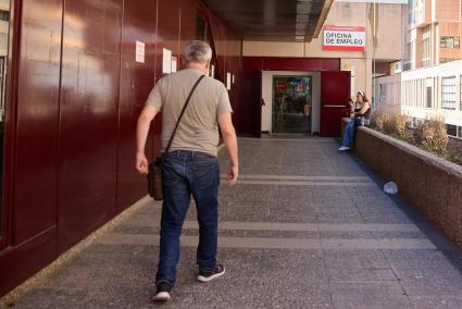 Archivo - Un hombre se dirige a una oficina de empleo.