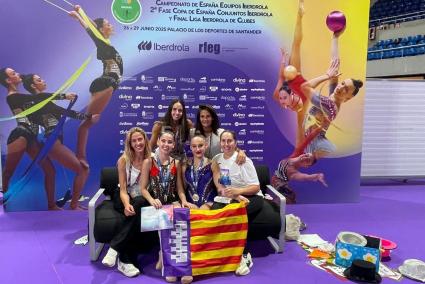 La representación peñista posa unida tras la obtención del subcampeonato.