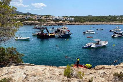 Operarios instalando las bombas en Port d'es Torrent.