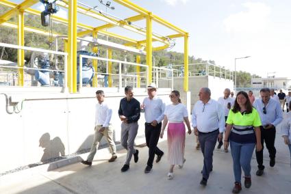La presidenta del Govern de les Illes Balears, Margalida Prohens, ha visitado este jueves la estación depuradora de aguas residuales (EDAR) de sa Coma.