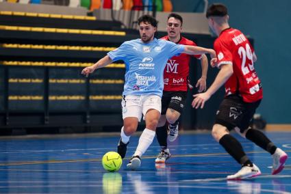 Roger avanza con la pelota durante un partido.