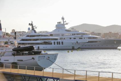 En primer plano, el Jester, el segundo plano el Infinite Jest y, al fondo, el Mayan Queen IV amarrados en el puerto de Ibiza este miércoles por la tarde.