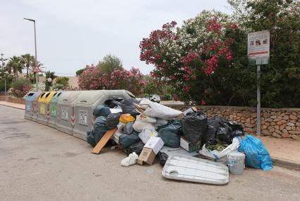 Imagen de archivo de basura acumulada junto a unos contenedores en Ibiza.