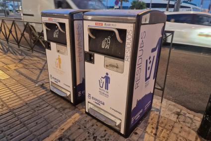 Imagen de dos papeleras inteligentes instaladas en el puerto de Ibiza.