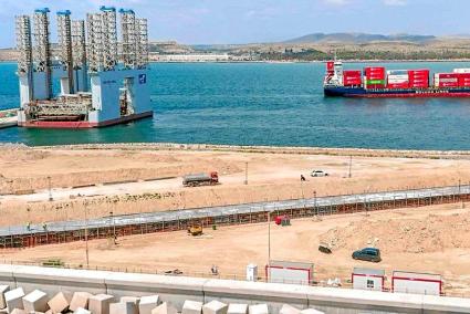 El nuevo dique flotante se ha construido en el puerto de Alicante.