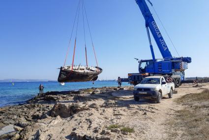 El Consell de Formentera retira de forma subsidiaria la embarcación 'Scipio 1924', encallada en la zona de sa Séquia