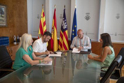 Un momento de la firma del convenio.