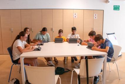 Los alumnos durante la formación de este viernes.