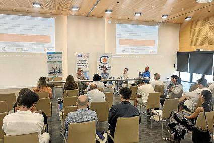 La charla, con Gómez Bastida y Mariano Juan.