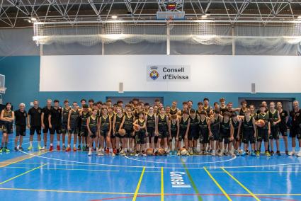 El campus reunió a 50 jóvenes en unas sesiones de baloncesto de alta intensidad en la que se trabajó especialmente el juego sin balón.