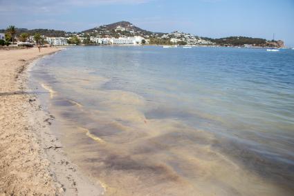 Cerrada una playa de Ibiza por vertido de combustible