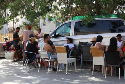 Los recién desalojados, reunidos muy cerca del antiguo asentamiento.