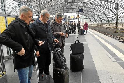 El presidente del Consell d’Eivissa, Vicent Torres, el director insular de Turisme, Vicent ‘Benet’, y el presidente de Fomento de Turismo, Lucas Prats, viajaron en tren hasta Eindhoven desde Berlín.