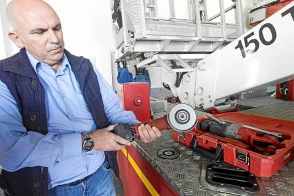 El jefe de Bomberos muestra la pequeña radial con la que los bomberos actuaron para retirar el anillo que oprimía el pene de un hombre que había acudido el martes a Can Misses.