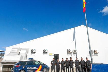 Imagen de parte de los agentes que prestan servicio en el puesto fronterizo durante la ceremonia del izado de la bandera española que desde ayer ondea junto a la carpa de es Botafoc .