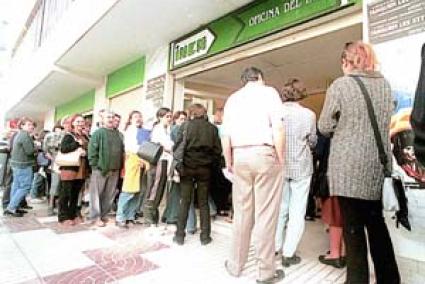 Las oficinas del Inem en Eivissa presentaban ayer este nutrido aspecto. Foto: MARGA FERRER.
