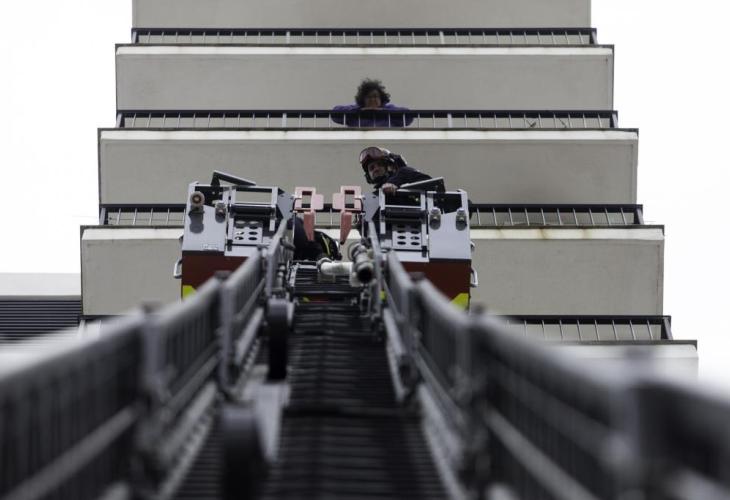 La escalera del nuevo vehículo del Parque de Bomberos alcanza los 32 metros de altura.