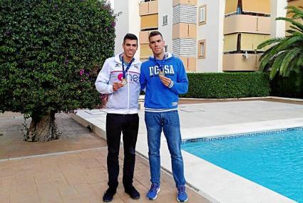 Alberto e Ismael Parrilla posan con sus medallas de oro de campeones de Europa.