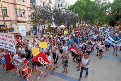 La manifestación terminó en el paseo de Vara de Rey con un manifiesto que reivindicaba la mejora de las condiciones de trabajo de las ‘kellys’.