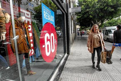 Algunas cadenas de ropa ya anunciaban ayer sus ‘segundas rebajas’.