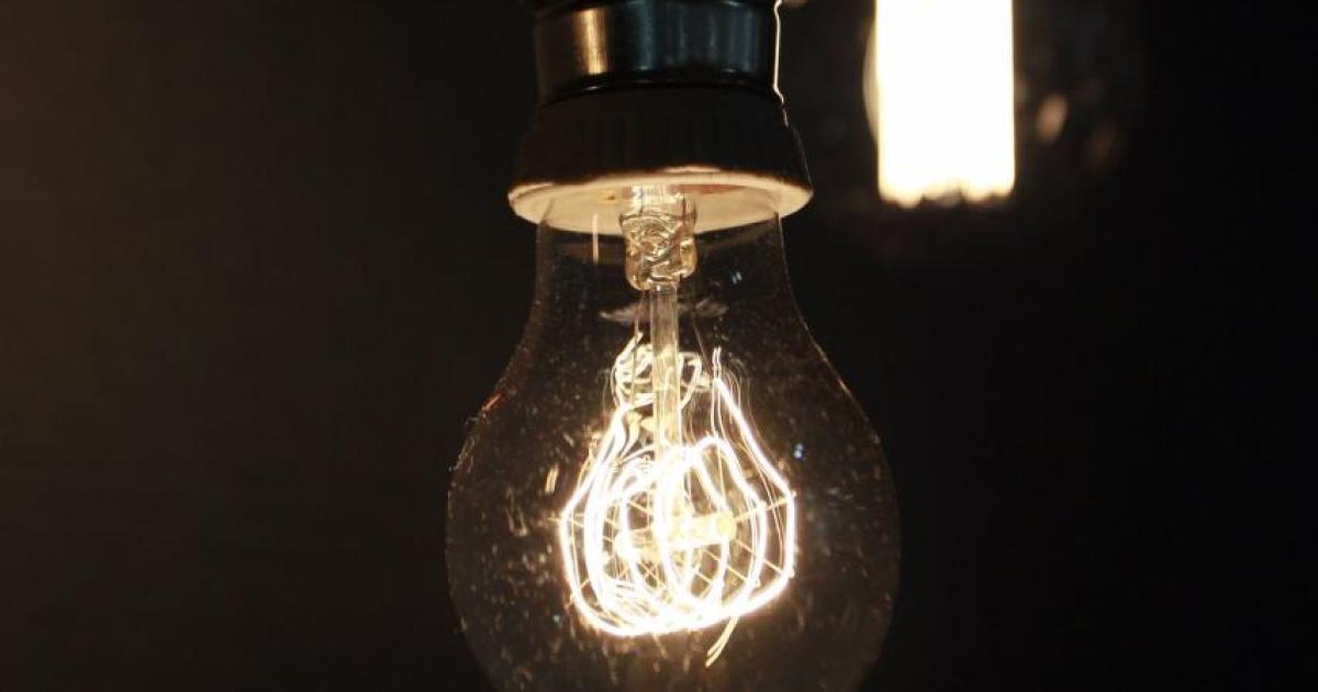 El precio de la luz baja un 34,5% este sábado