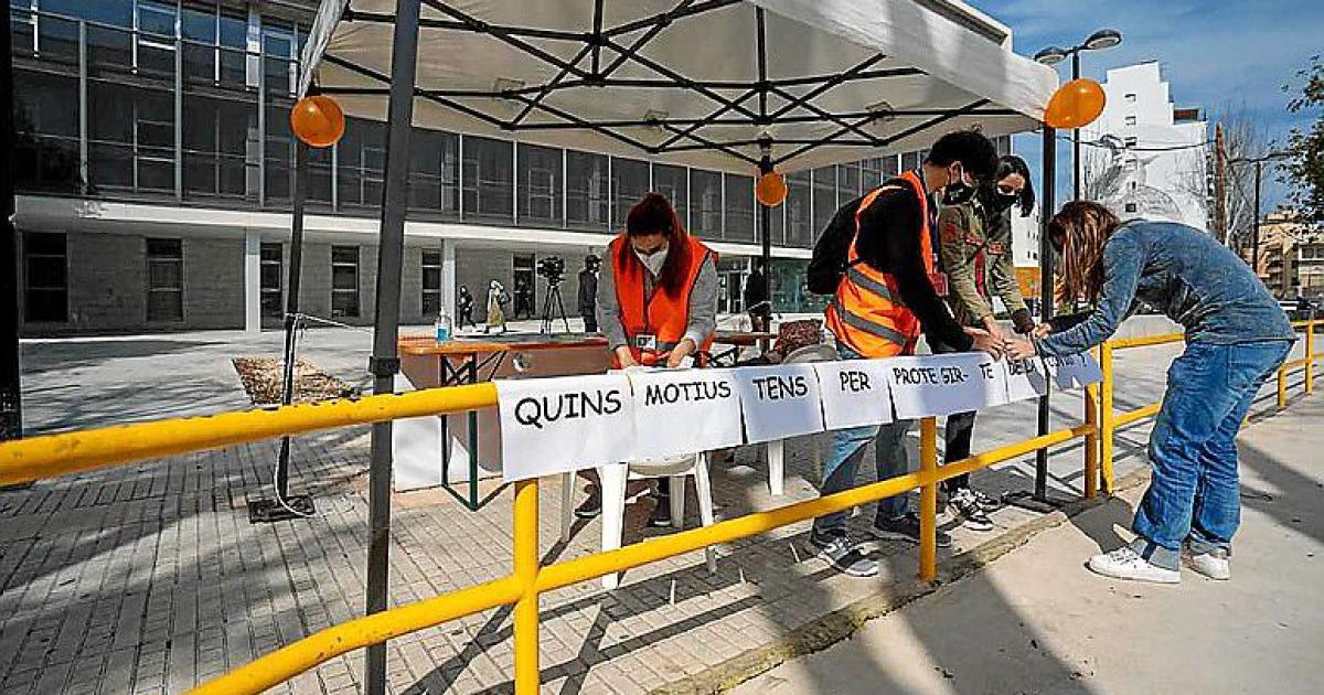 Terraza a terraza informando sobre las normas Covid