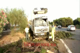 Un camión invade la mediana de la autopista