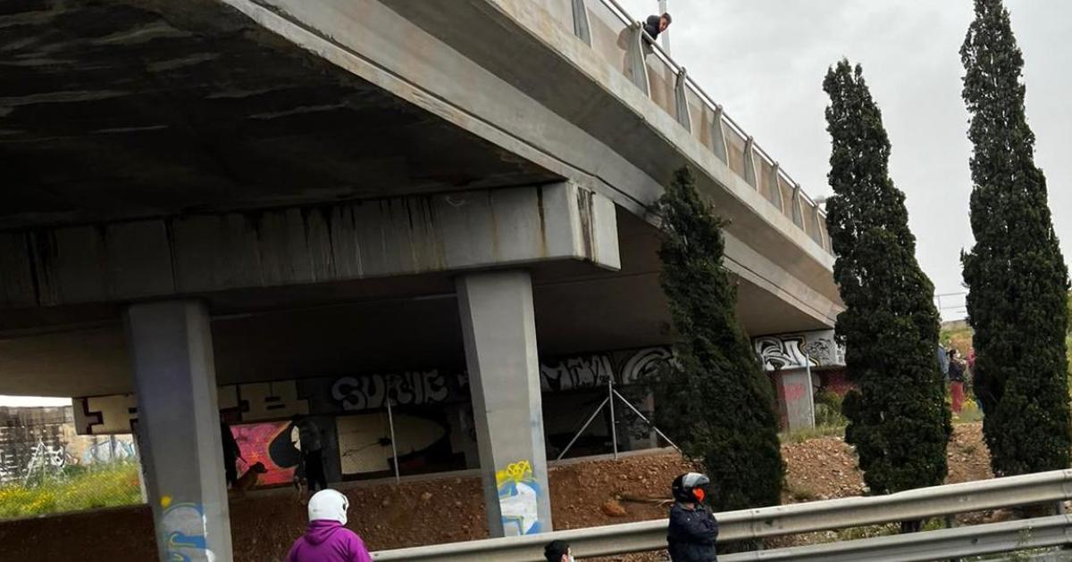 Herida grave una menor de 14 años tras precipitarse de un puente en la ...