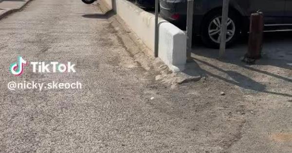 Aparca el coche sobre un muro en Sant Antoni y deja dos ruedas suspendidas en el aire