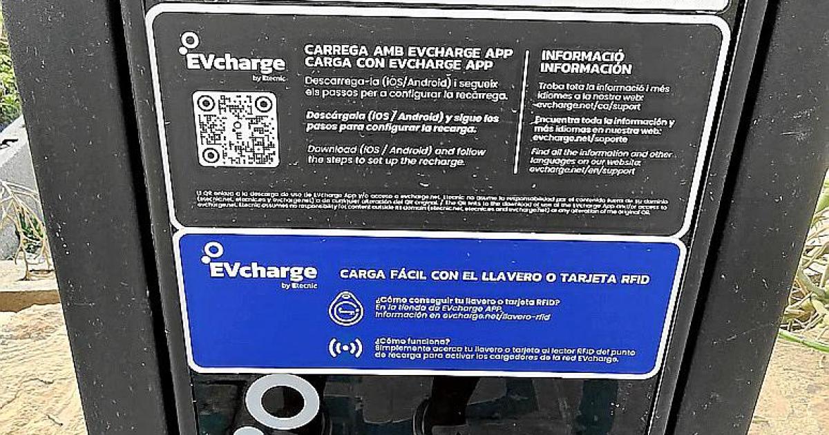Viaja a Formentera de vacaciones y vive una odisea para recargar su vehículo eléctrico