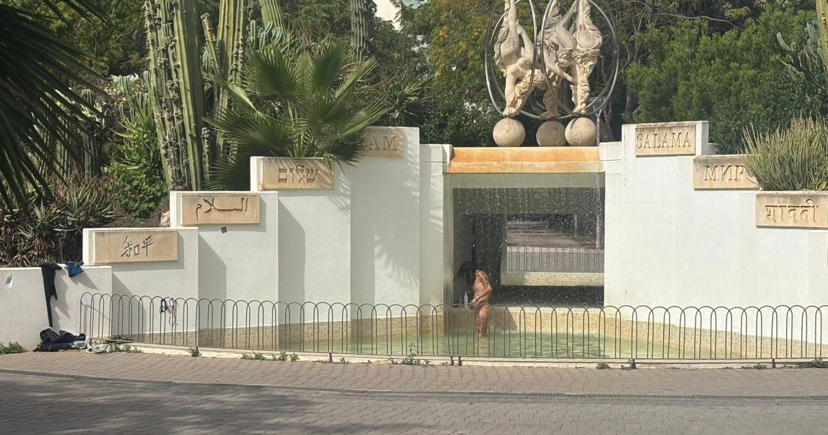 Insólito: una mujer se baña completamente desnuda en la fuente del Parque de la Paz de Ibiza
