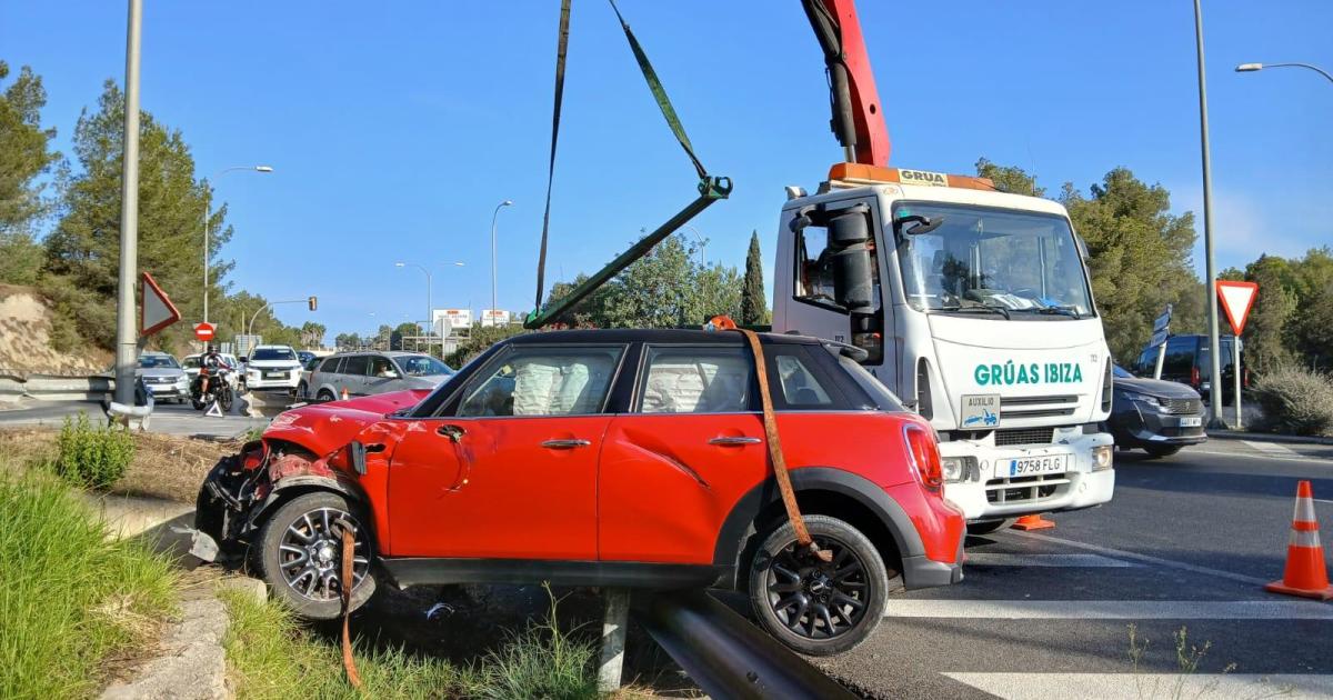 Un coche de alquiler se sale de una carretera de Ibiza y acaba sobre el guardarraíl con las ruedas suspendidas en el aire