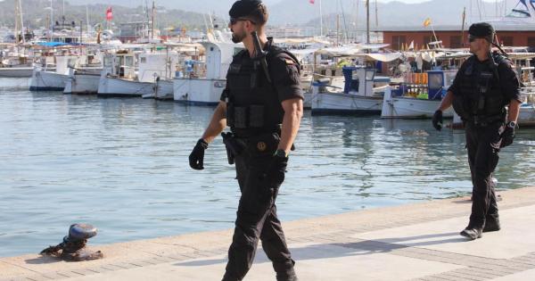Un perro policía logra detectar las drogas que un hombre llevaba encima en una zona de ocio de Sant Antoni