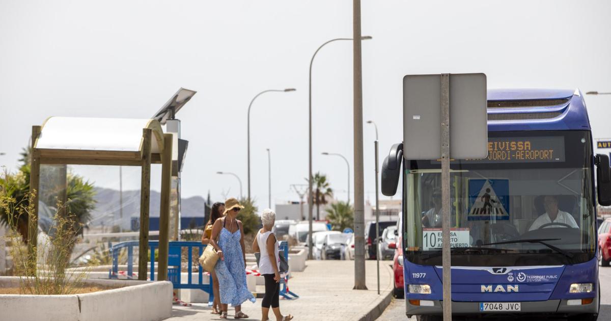 Este barrio de Ibiza estrena marquesinas de bus después de años pidiéndolas