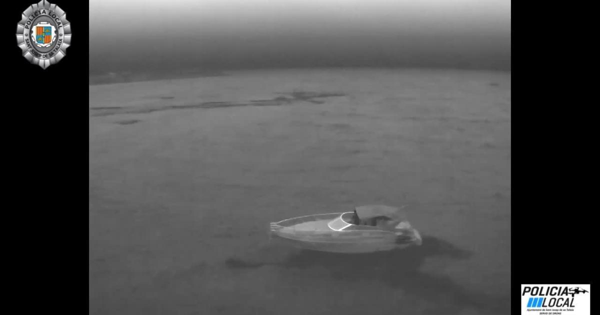 Pánico nocturno en una embarcación sin control que golpeaba fuertemente la costa de Ibiza