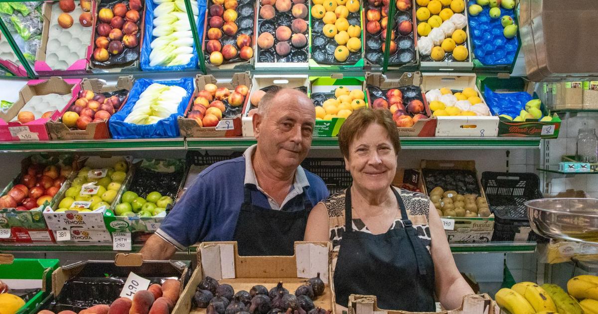 Adiós al puesto de María y Joan en el mercado de Santa Eulària tras 40 años de trabajo
