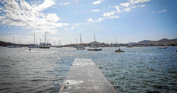 El viento y la mala mar bajan la fiebre del primer día ‘raor’ en Ibiza