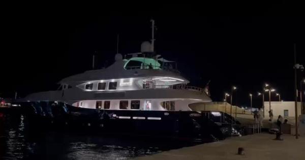 Quejas por un 'yatazo discoteca' con la música a todo trapo en el puerto de Ibiza